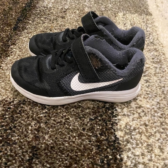 Nike shoes great for playtime - Picture 2 of 4